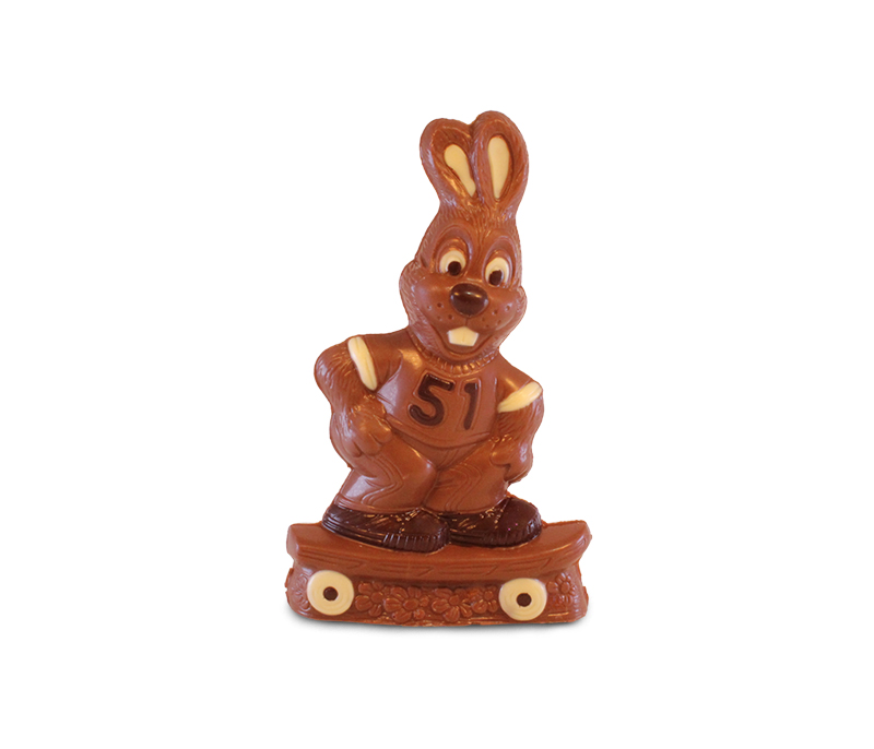Hase mit Skateboard aus Vollmilchschokolade, 38% Kakao